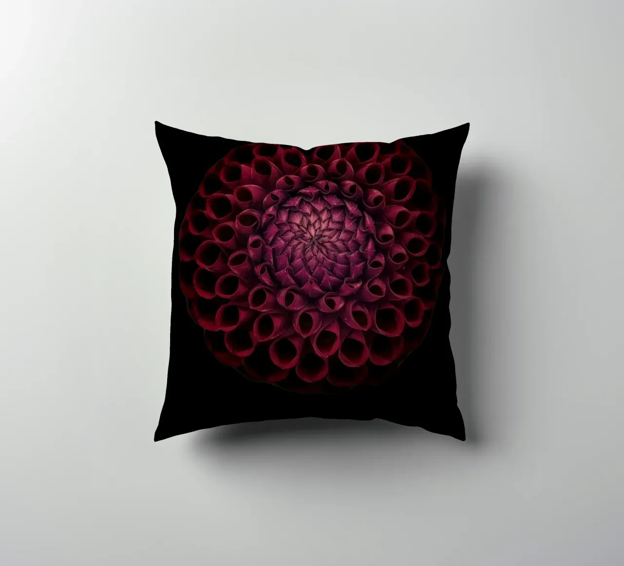Dahlia rouge foncé velouté - Une déclaration d'élégance audacieuse coussin de Curious Collections by Marielle Leenders