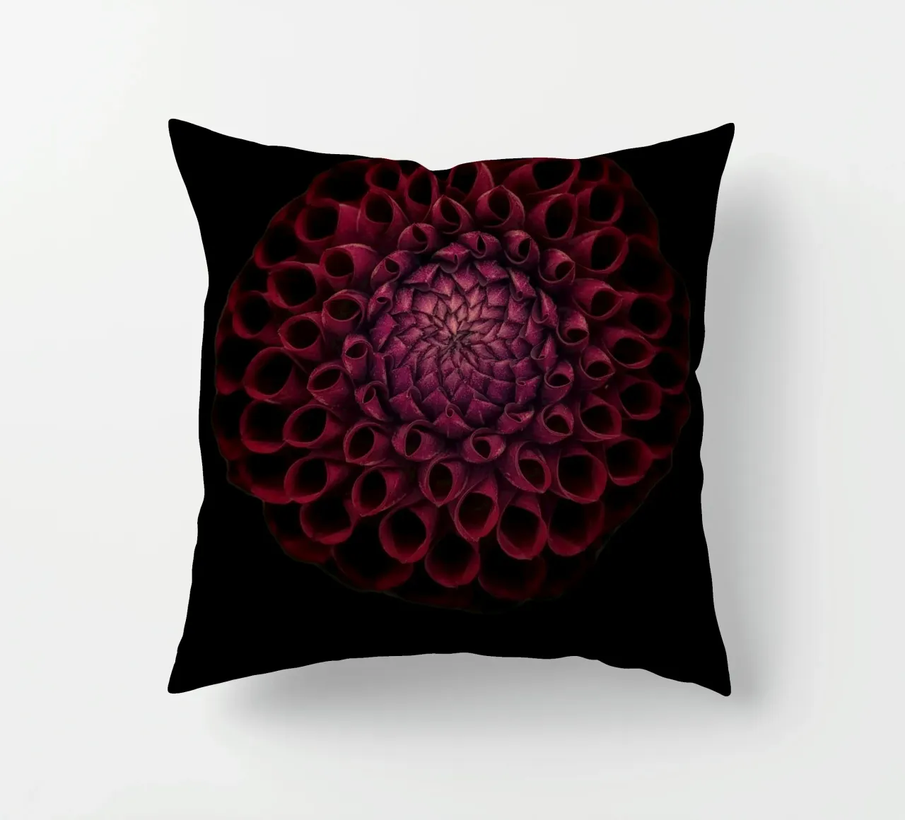 Dahlia rouge foncé velouté - Une déclaration d'élégance audacieuse coussin de Curious Collections by Marielle Leenders