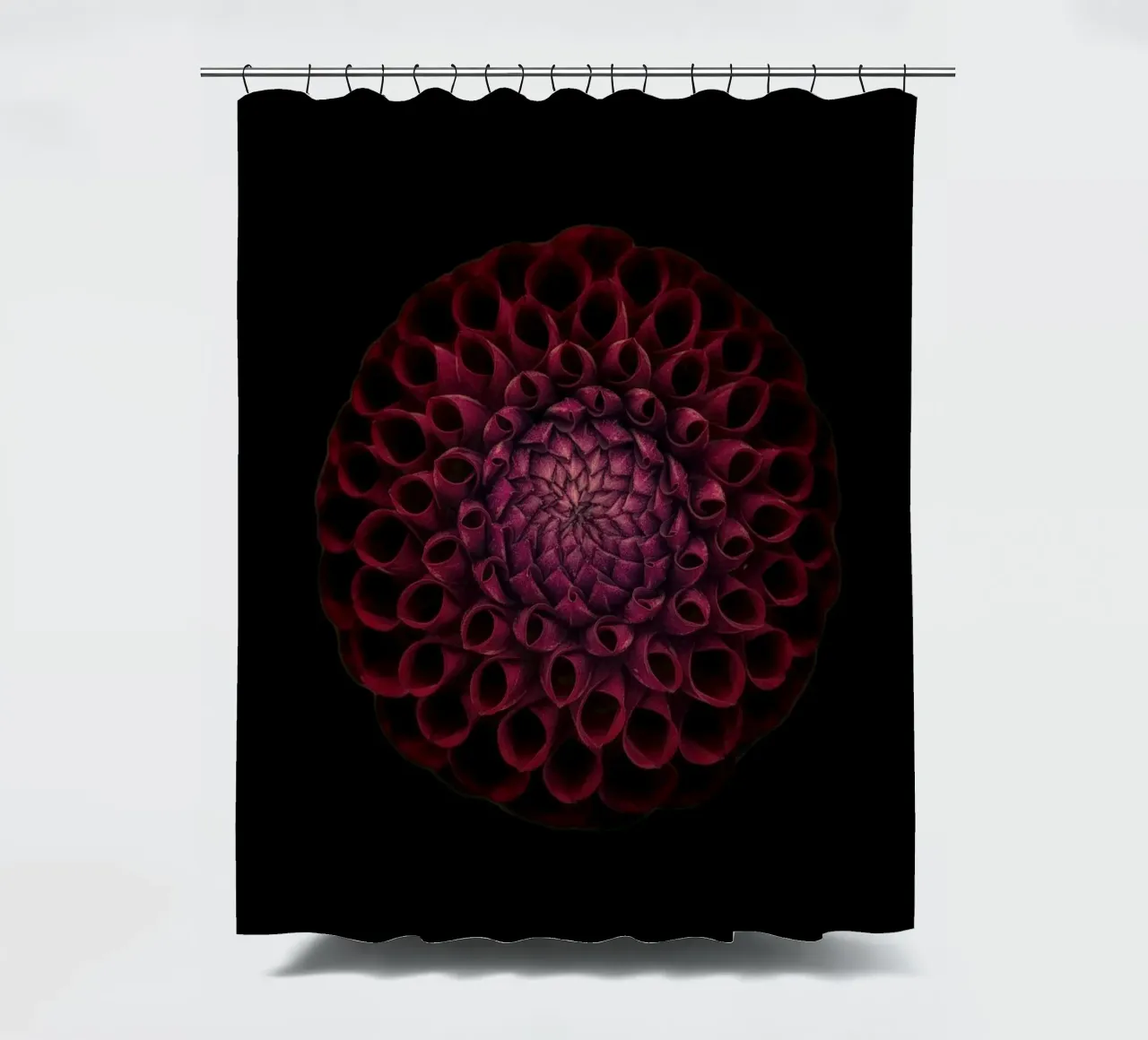 Dahlia rouge foncé velouté - Une déclaration d'élégance audacieuse rideau de douche de Curious Collections by Marielle Leenders