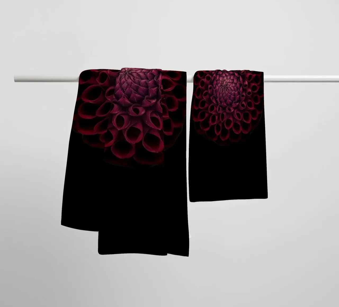 Dahlia rouge foncé velouté - Une déclaration d'élégance audacieuse serviette de bain de Curious Collections by Marielle Leenders