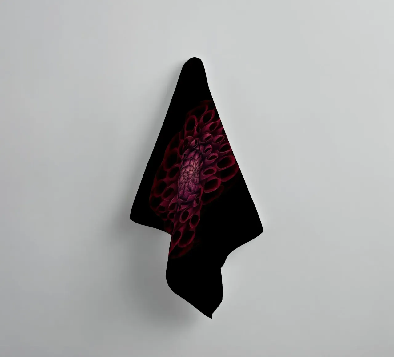 Dahlia rouge foncé velouté - Une déclaration d'élégance audacieuse serviette de bain de Curious Collections by Marielle Leenders