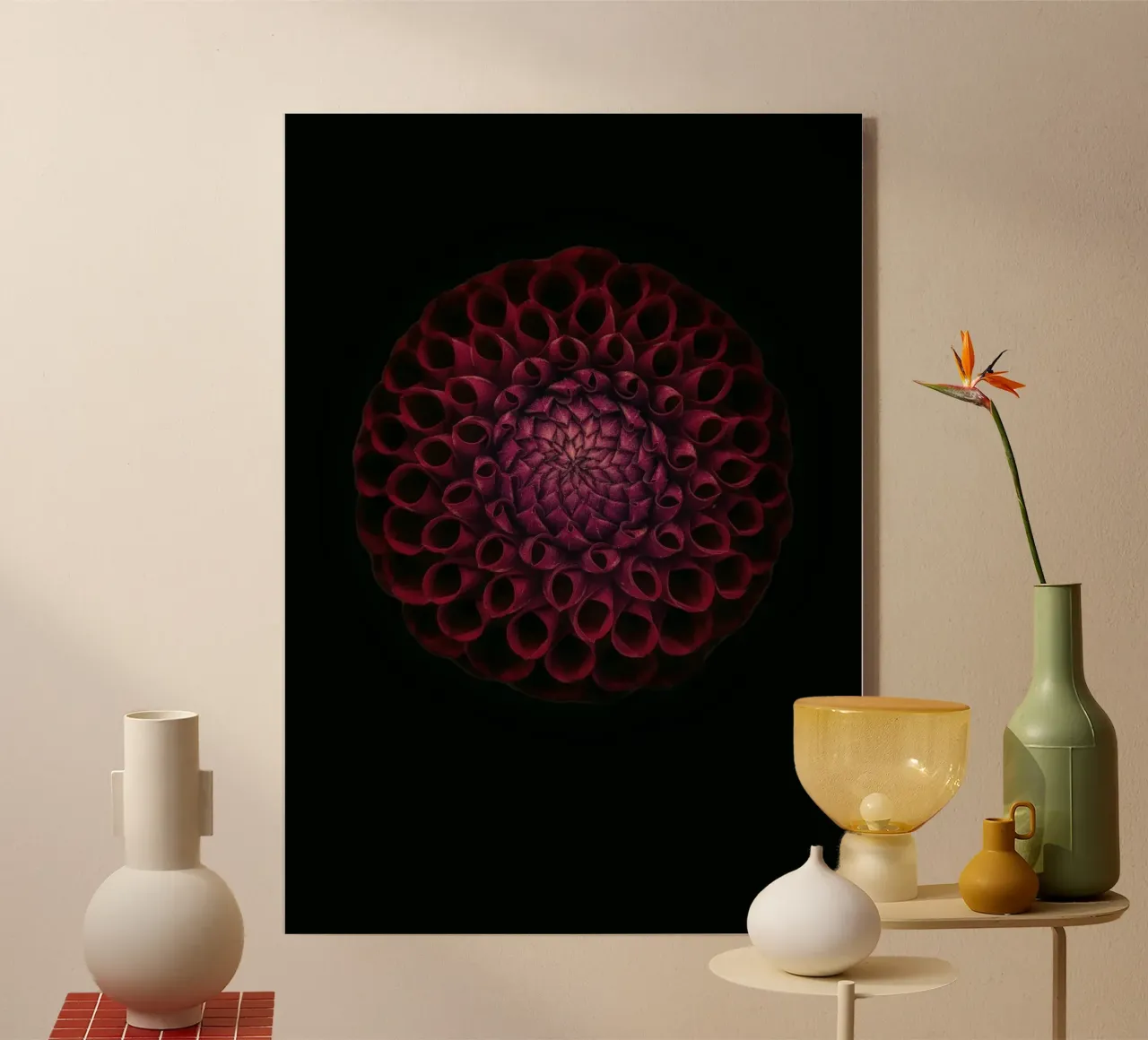 Dahlia rouge foncé velouté - Une déclaration d'élégance audacieuse plexiglas de Curious Collections by Marielle Leenders