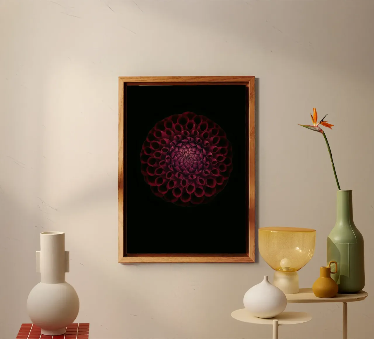 Dahlia rouge foncé velouté - Une déclaration d'élégance audacieuse panneau forex de Curious Collections by Marielle Leenders