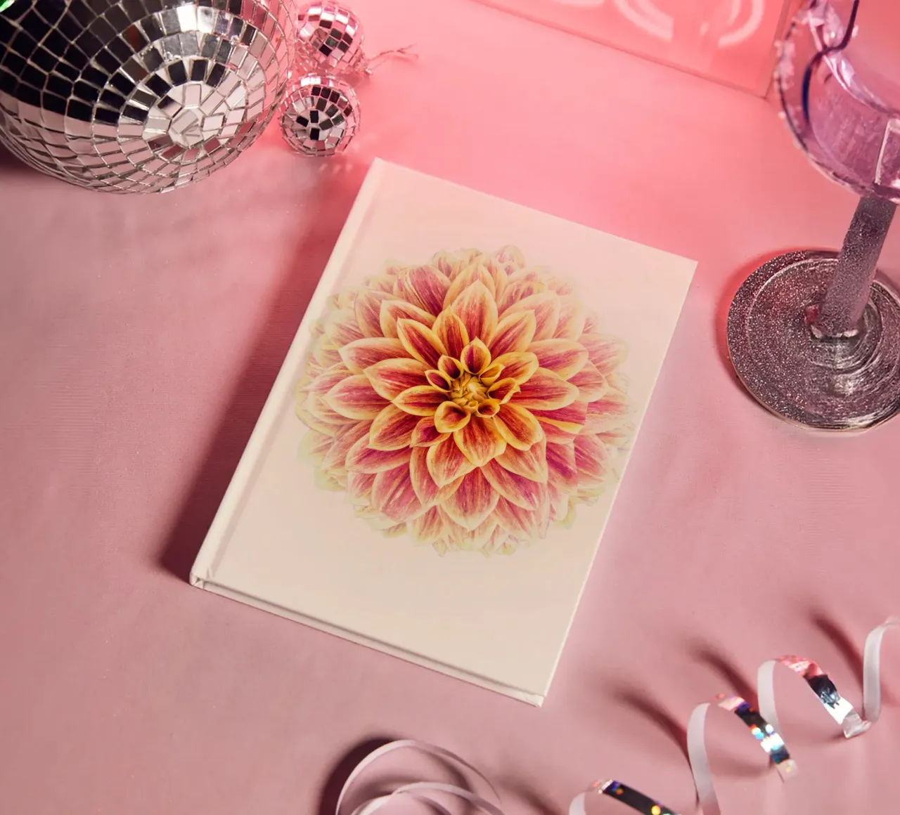 Calore delicato e bellezza sottile: Dalia diario da Curious Collections by Marielle Leenders