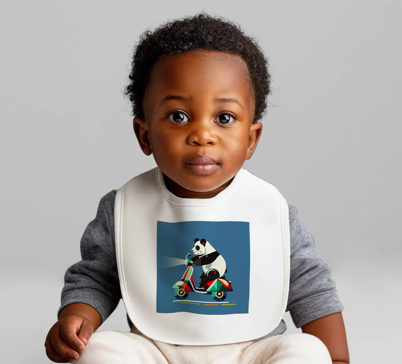 Un panda più simpatico su uno scooter colorato bavaglino da namosh