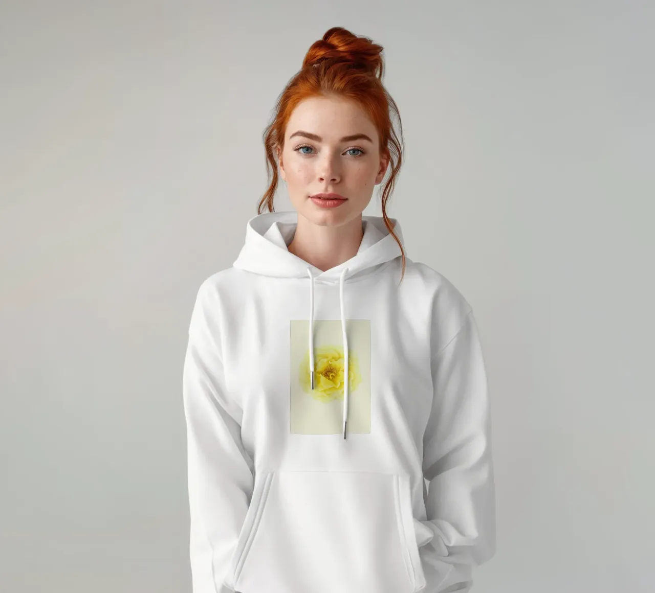 Une floraison d'une douce élégance : La rose jaune sweat à capuche de Curious Collections by Marielle Leenders