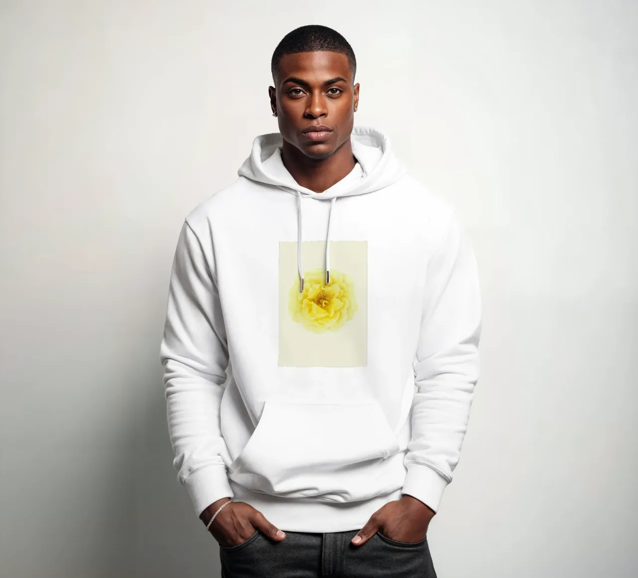 Une floraison d'une douce élégance : La rose jaune sweat à capuche de Curious Collections by Marielle Leenders