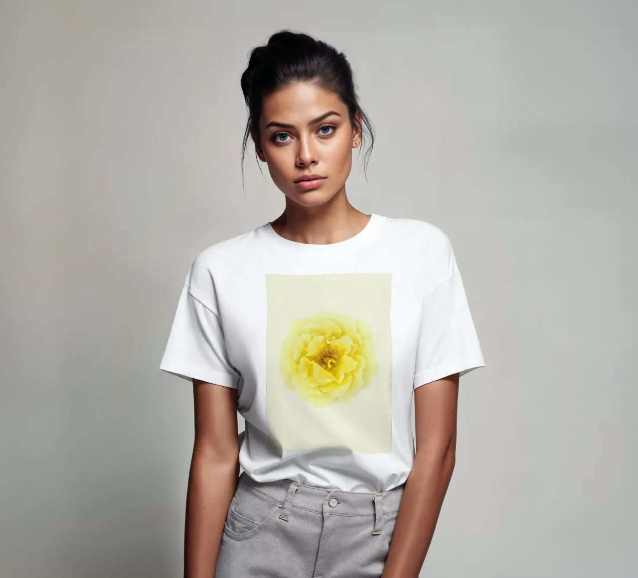Une floraison d'une douce élégance : La rose jaune t-shirt de Curious Collections by Marielle Leenders