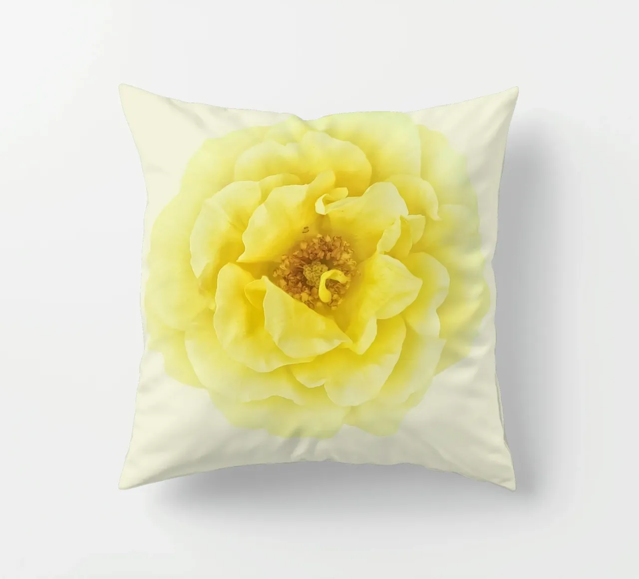 Une floraison d'une douce élégance : La rose jaune coussin de Curious Collections by Marielle Leenders