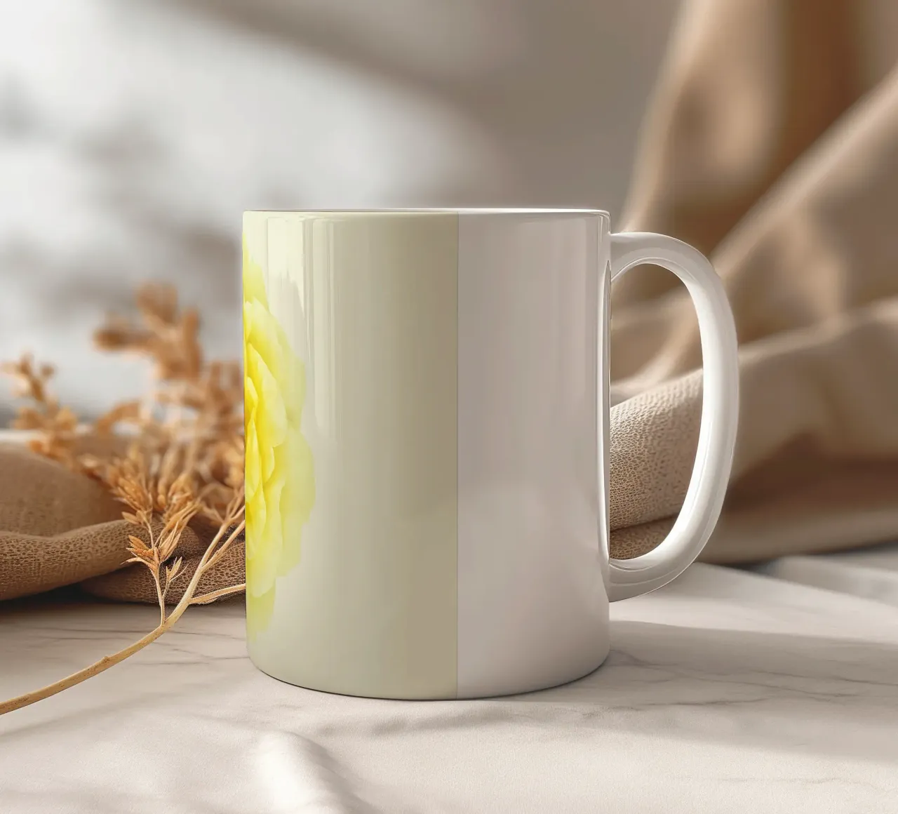 Une floraison d'une douce élégance : La rose jaune mug en céramique de Curious Collections by Marielle Leenders