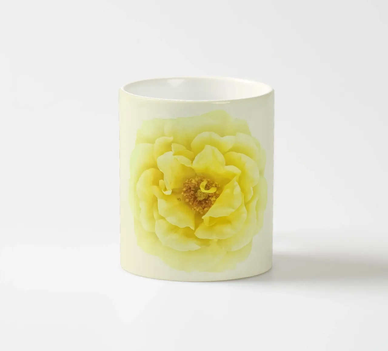 Une floraison d'une douce élégance : La rose jaune mug en céramique de Curious Collections by Marielle Leenders