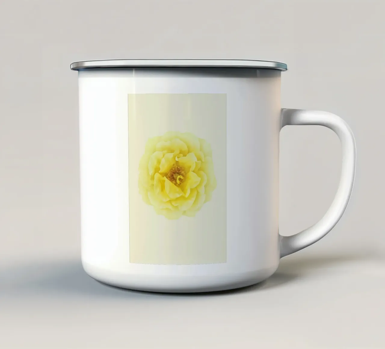 Une floraison d'une douce élégance : La rose jaune mug en émail de Curious Collections by Marielle Leenders