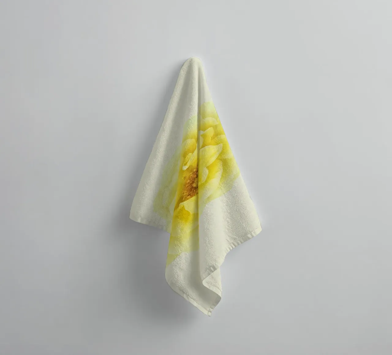 Une floraison d'une douce élégance : La rose jaune serviette de bain de Curious Collections by Marielle Leenders