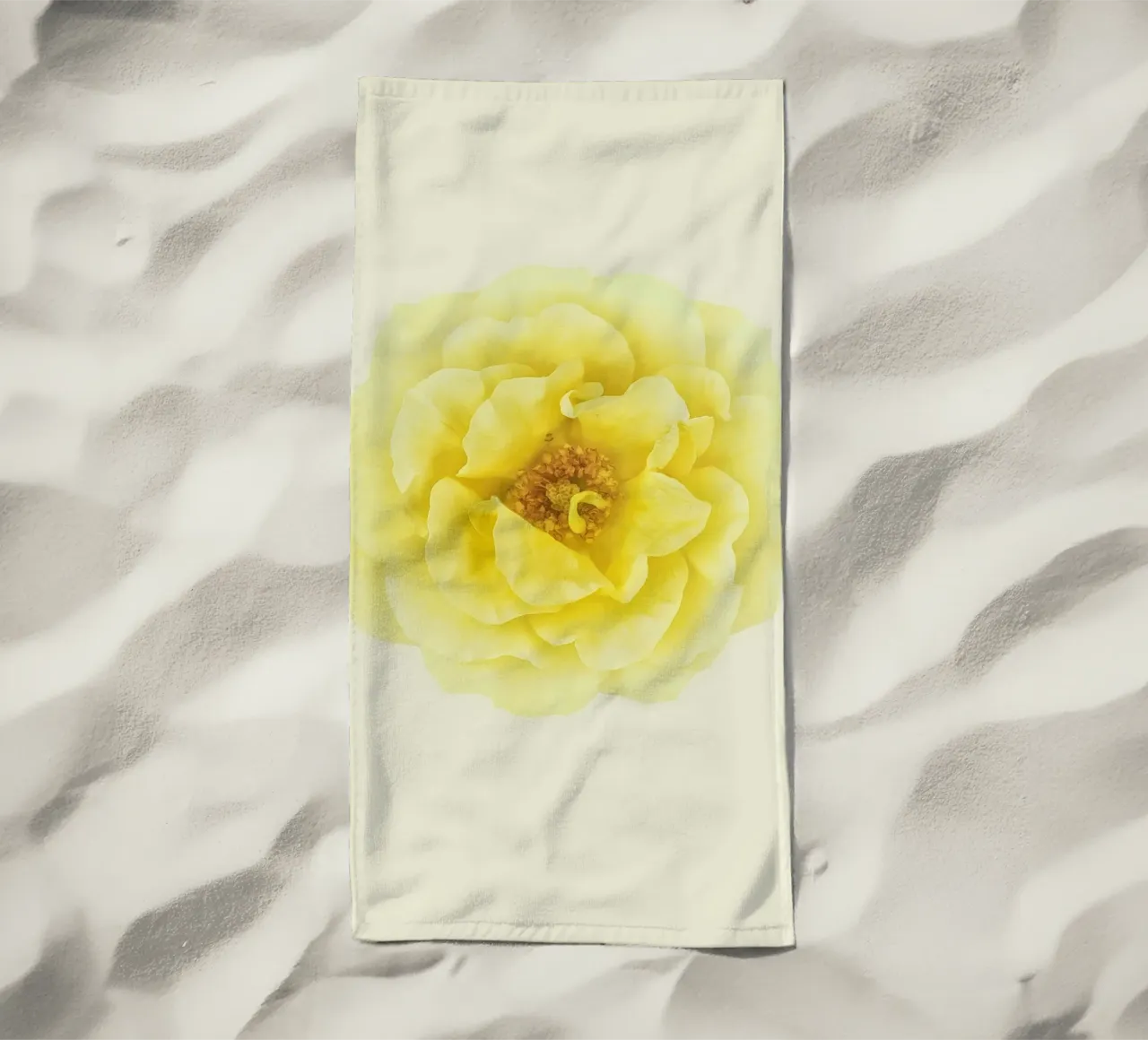 Une floraison d'une douce élégance : La rose jaune serviette de plage de Curious Collections by Marielle Leenders