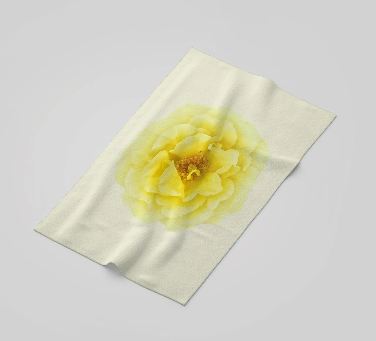 Une floraison d'une douce élégance : La rose jaune serviette de plage de Curious Collections by Marielle Leenders