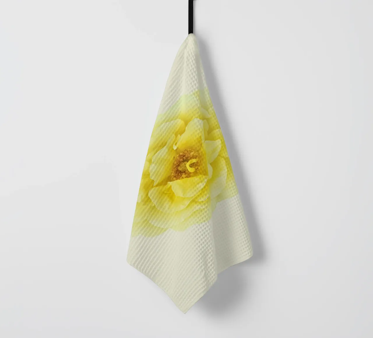 Une floraison d'une douce élégance : La rose jaune torchon de Curious Collections by Marielle Leenders