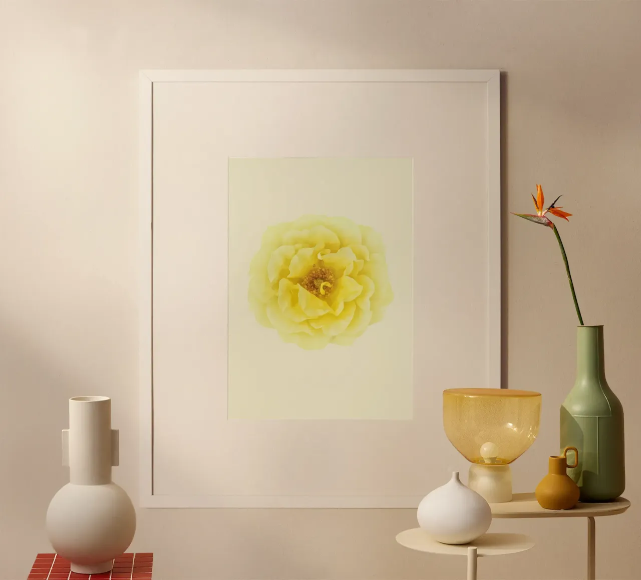 Une floraison d'une douce élégance : La rose jaune poster avec cadre en plastique de Curious Collections by Marielle Leenders