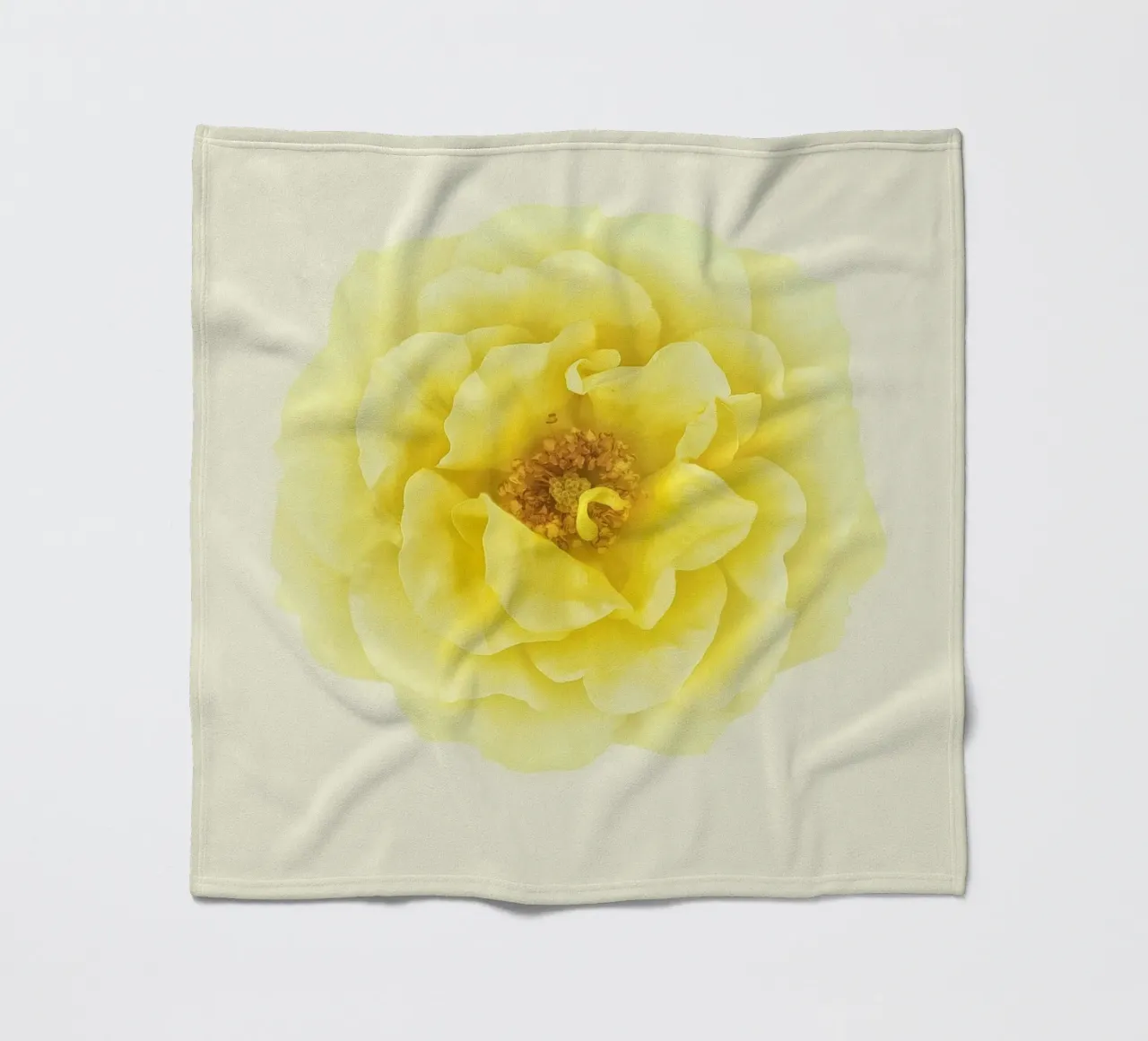 Une floraison d'une douce élégance : La rose jaune plaid polaire de Curious Collections by Marielle Leenders