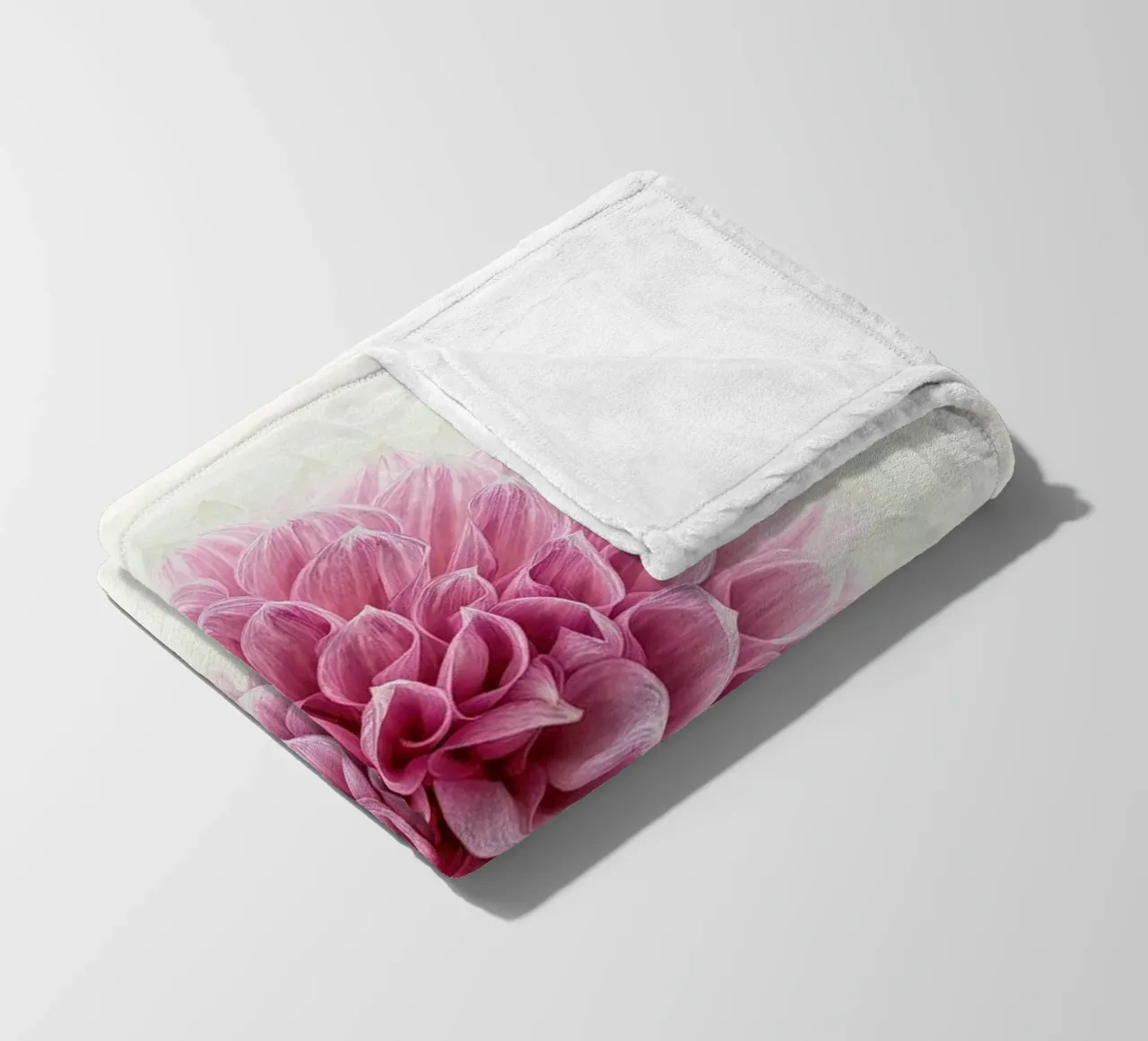 Grace and Tranquility in Bloom - Serene Pink Dahlia Fleecedecke von Curious Collections by Marielle Leenders
