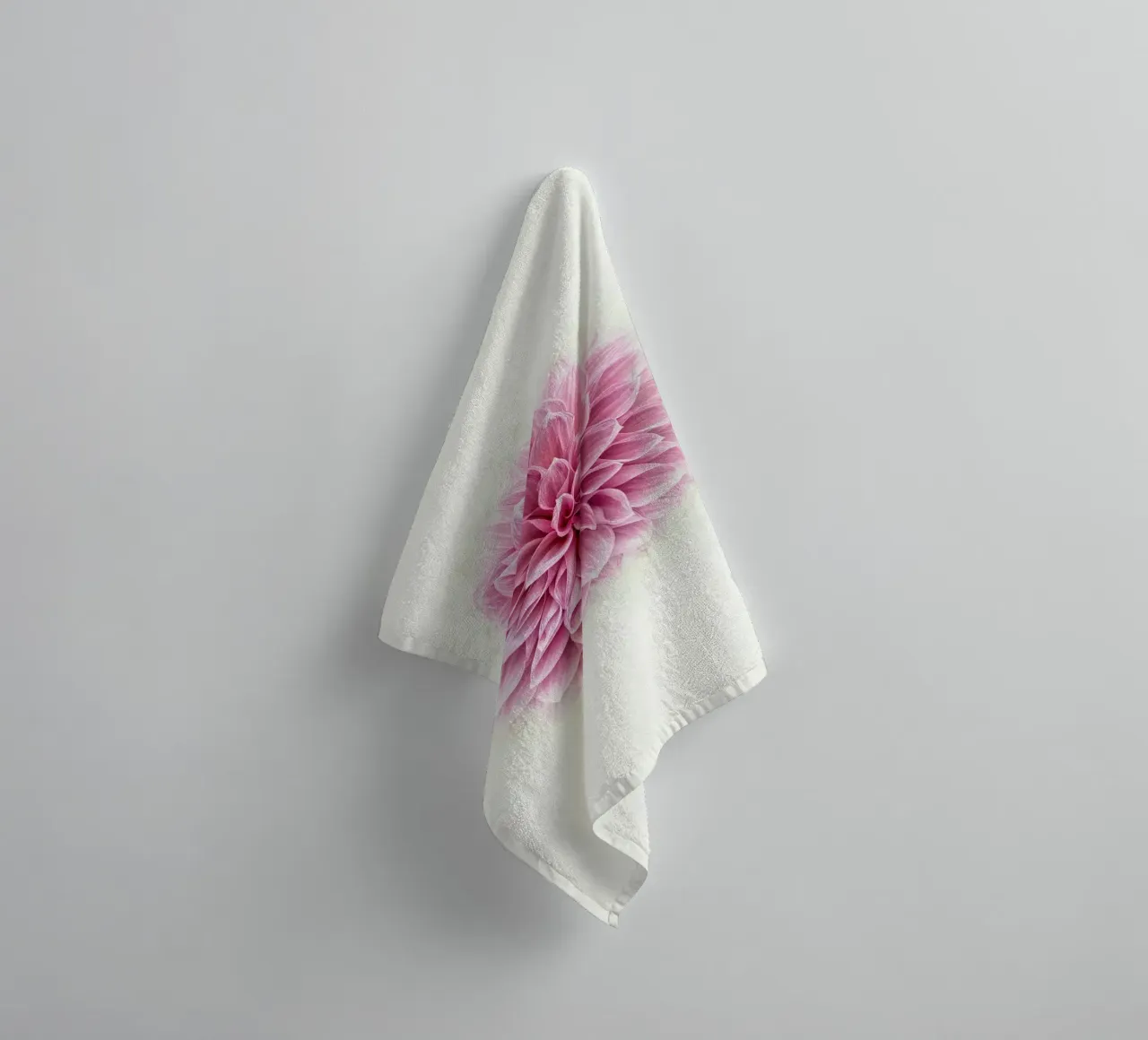 Grace and Tranquility in Bloom - Serene Pink Dahlia Handtuch von Curious Collections by Marielle Leenders