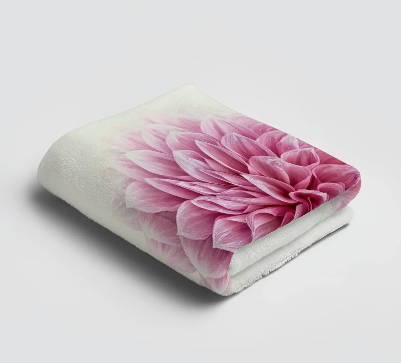 Grace and Tranquility in Bloom - Serene Pink Dahlia Handtuch von Curious Collections by Marielle Leenders