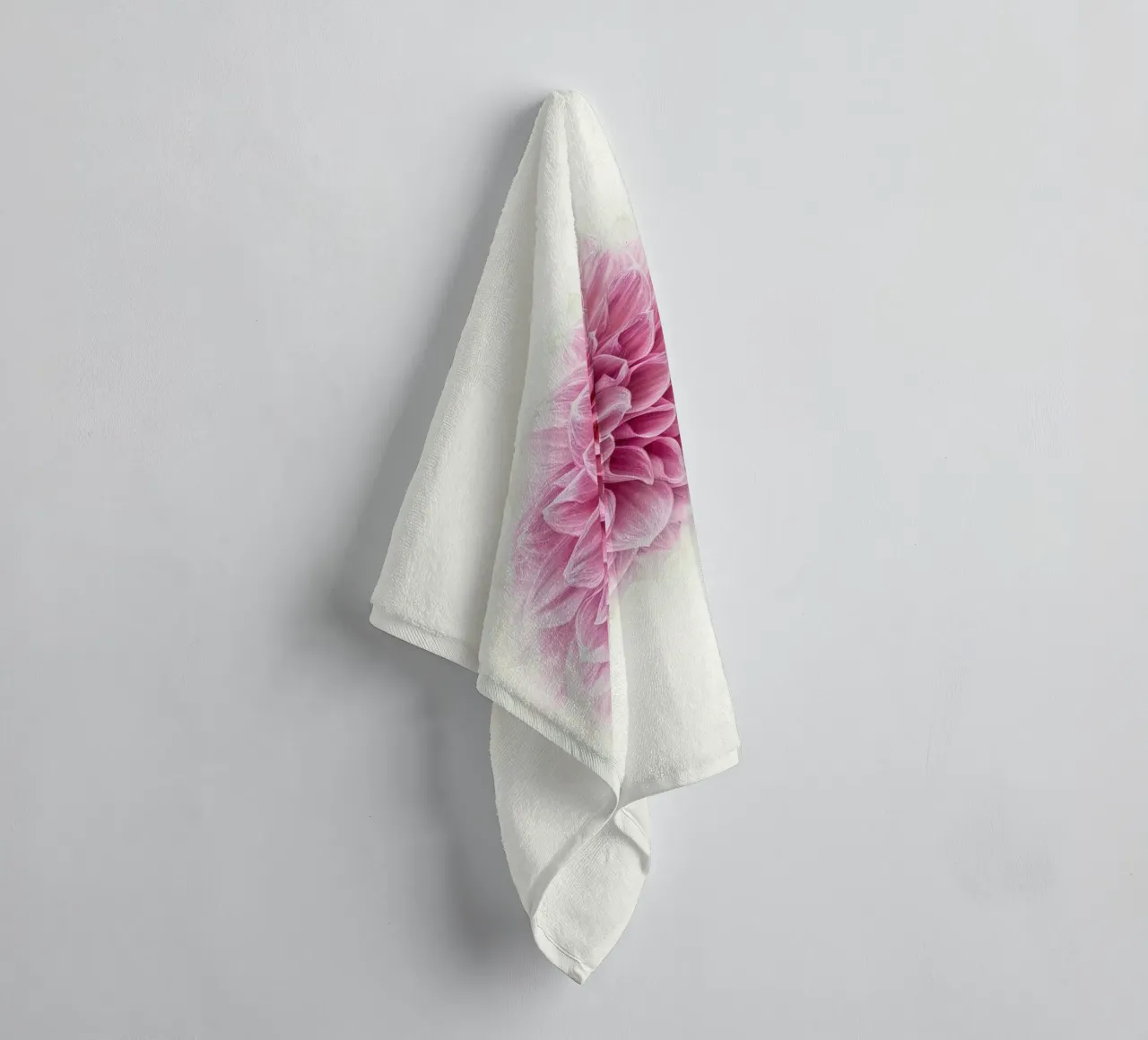 Grace and Tranquility in Bloom - Serene Pink Dahlia Handtuch von Curious Collections by Marielle Leenders