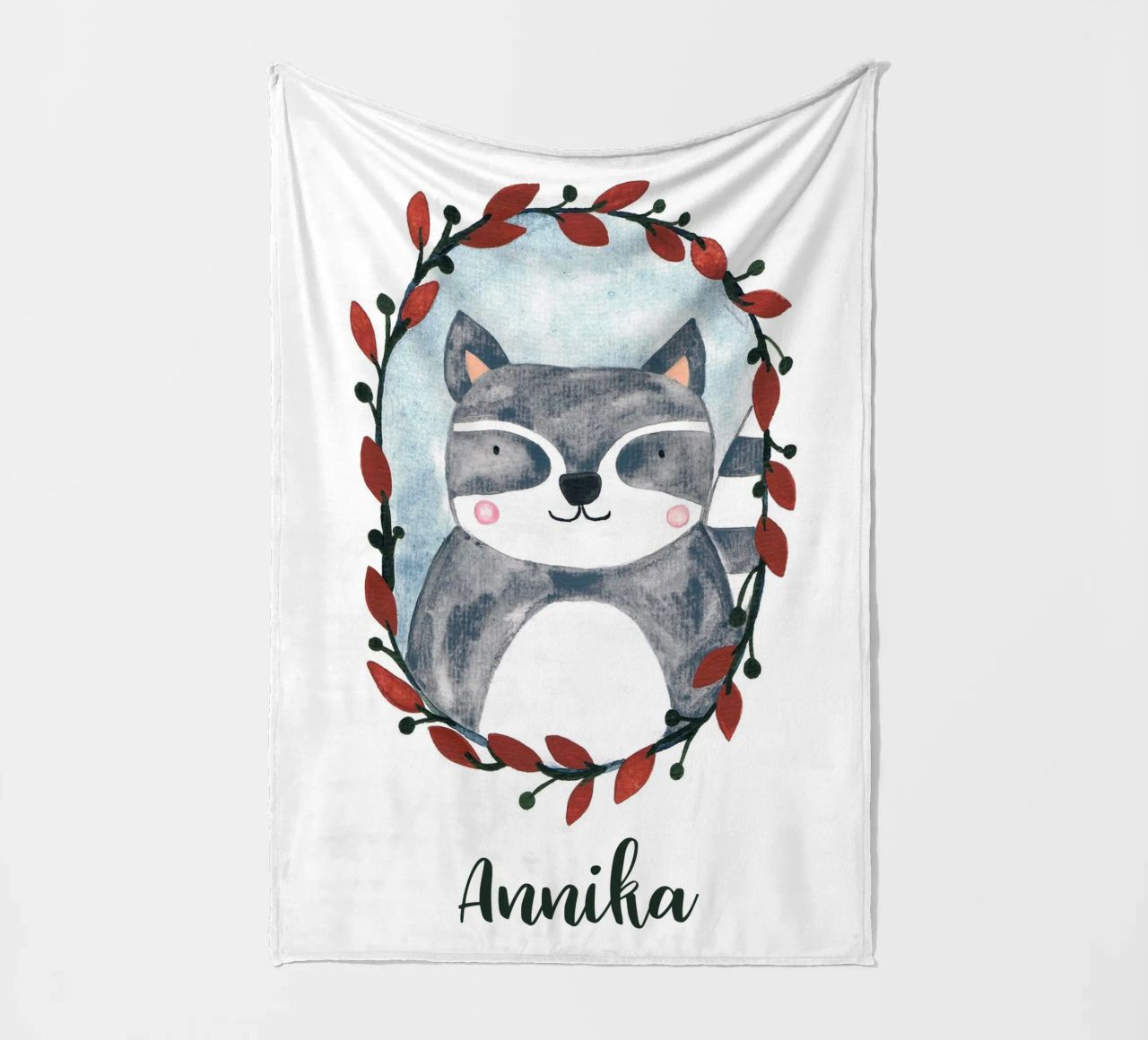 Kleiner Waschbär Portrait mit Name Fleecedecke von BAINAI KIDS
