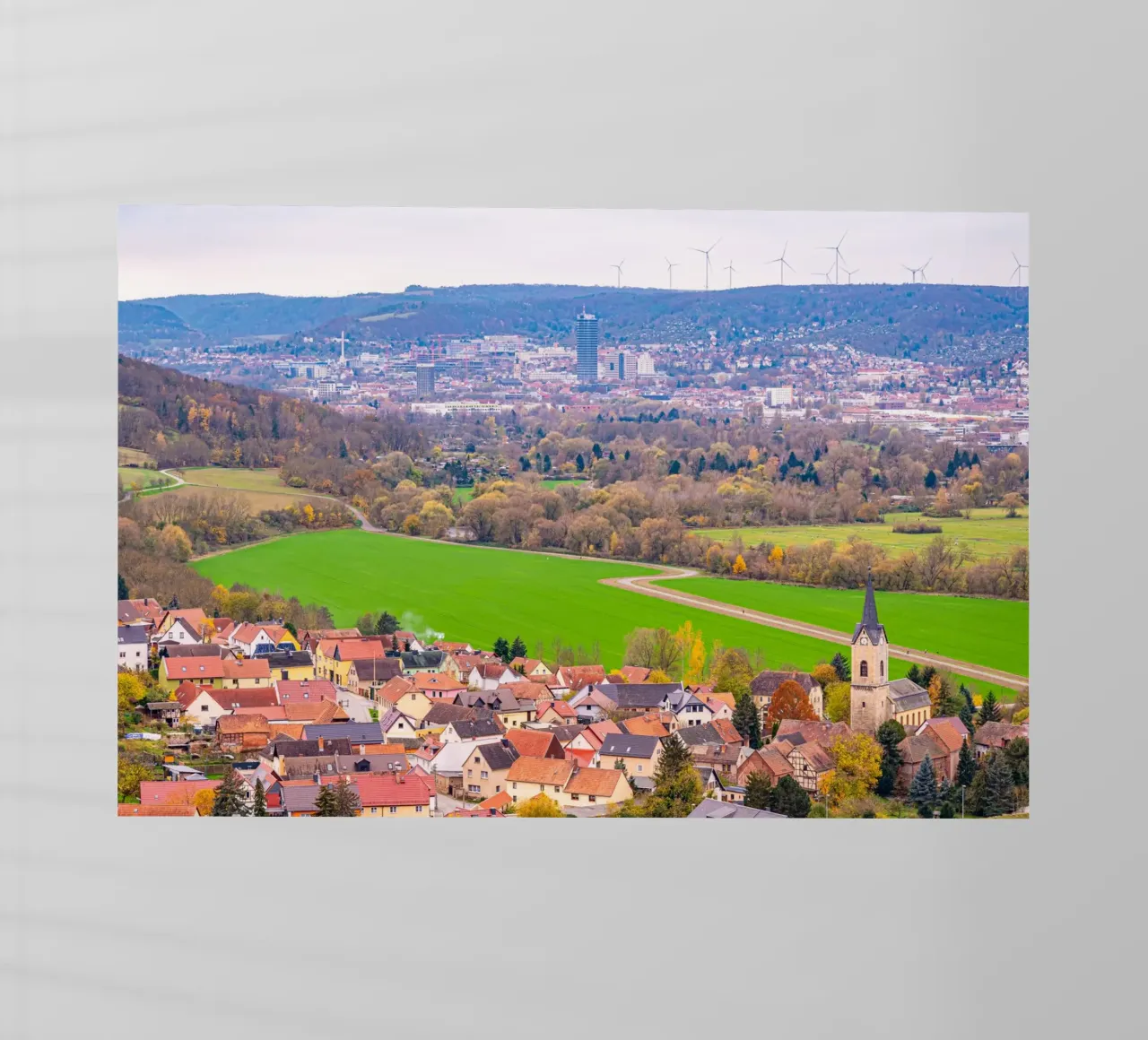 Blick über das Dorf Kunitz bis nach Jena pellicola backlit da Marcus Beckert | Fotografie