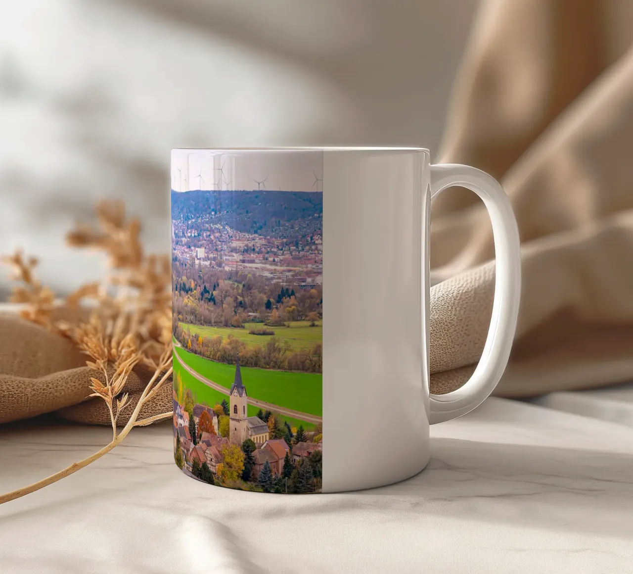 Blick über das Dorf Kunitz bis nach Jena tazza in ceramica da Marcus Beckert | Fotografie