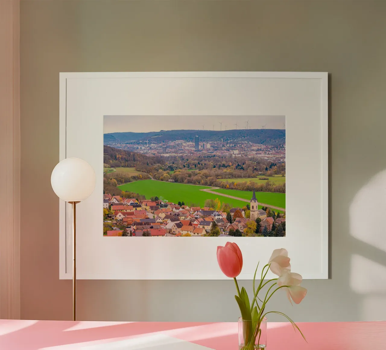 Blick über das Dorf Kunitz bis nach Jena poster con telaio in legno da Marcus Beckert | Fotografie
