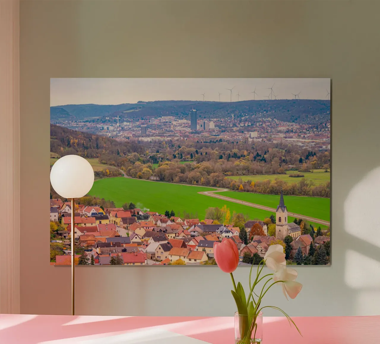 Blick über das Dorf Kunitz bis nach Jena poster con telaio in legno da Marcus Beckert | Fotografie