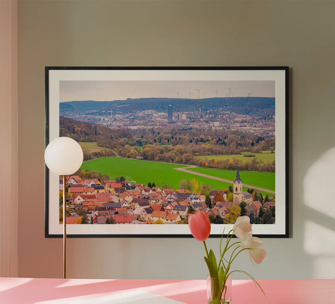 Blick über das Dorf Kunitz bis nach Jena poster con telaio in legno da Marcus Beckert | Fotografie