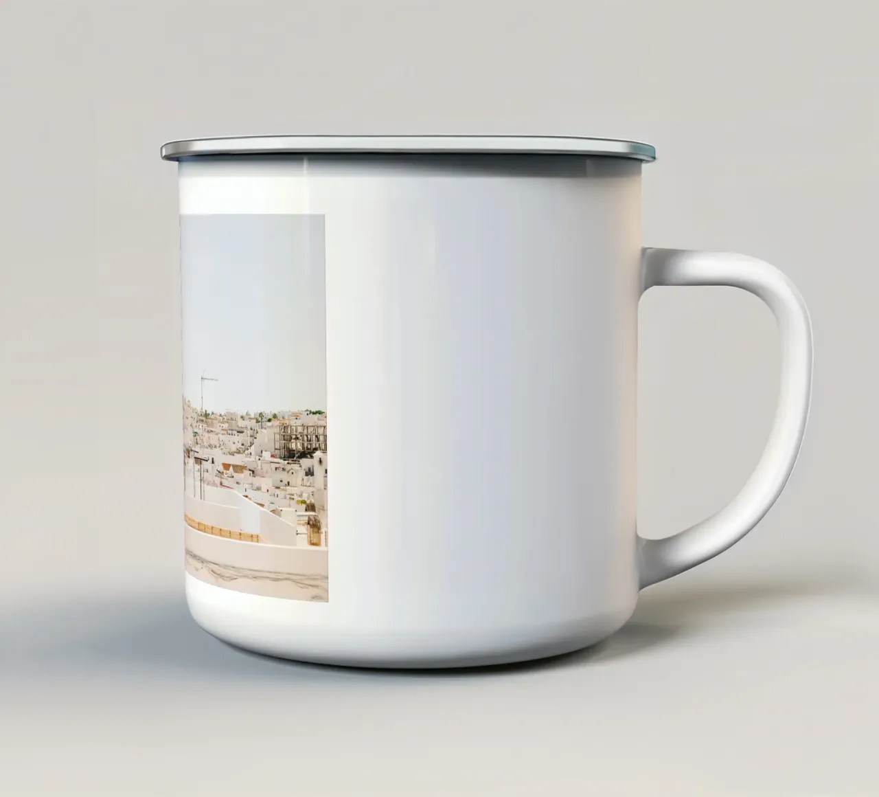 Andalusia, Spagna | Case bianche a Vejer de la Frontera tazza in smalto da Bold and Retro