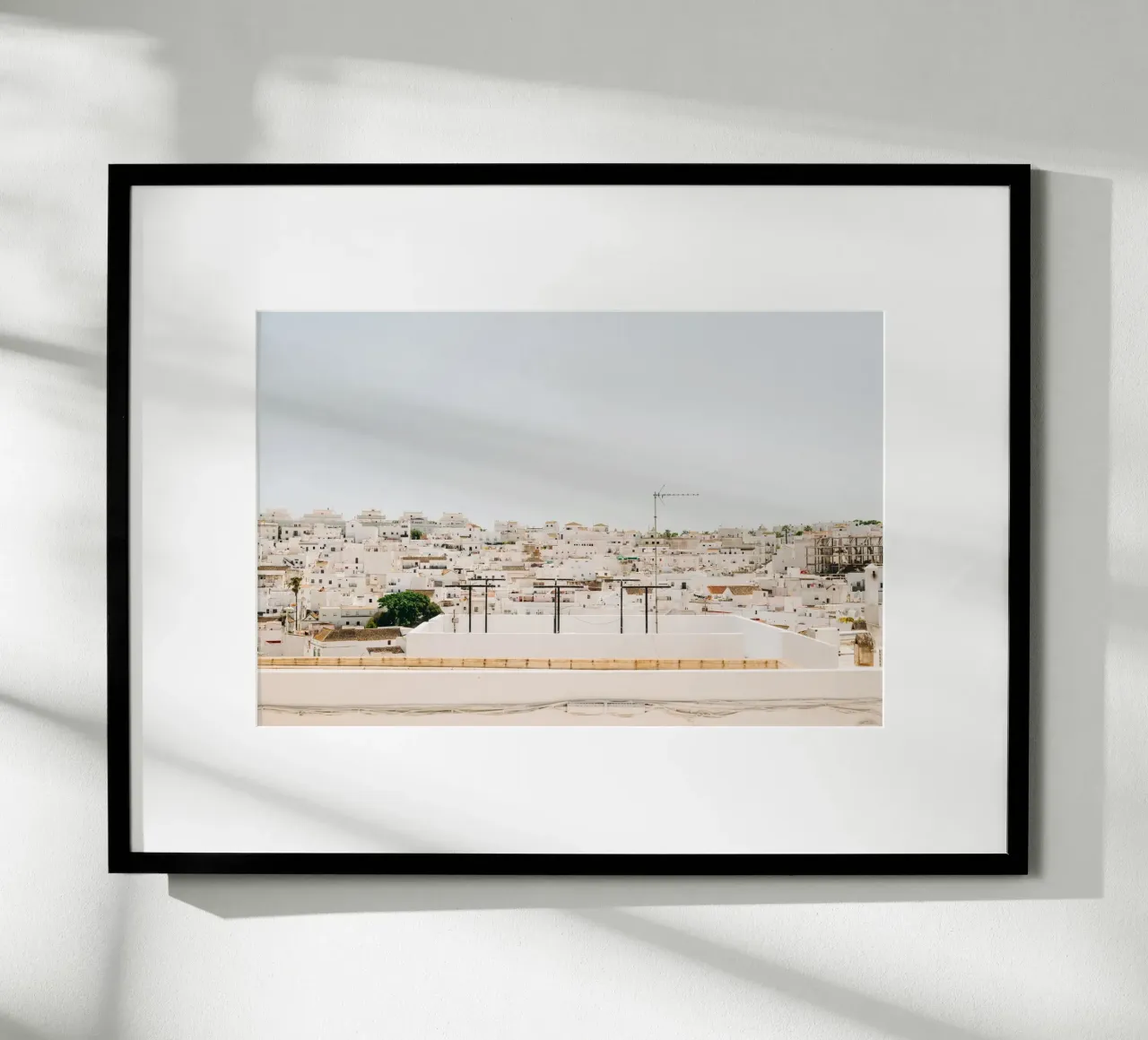 Andalusia - La città bianca - Vejer de la Frontera poster con telaio in legno da Bold and Retro