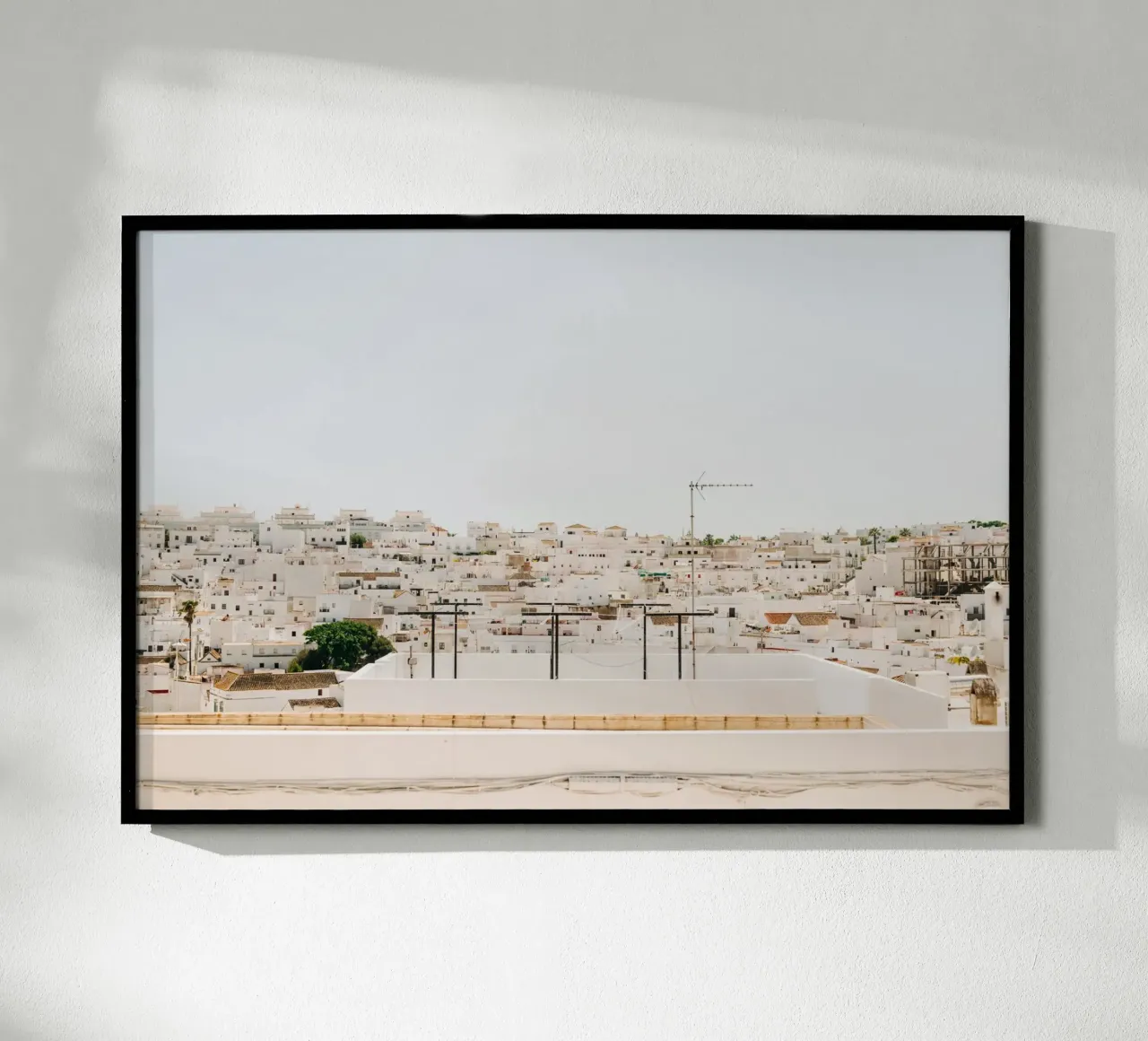 Andalusia - La città bianca - Vejer de la Frontera poster con telaio in legno da Bold and Retro
