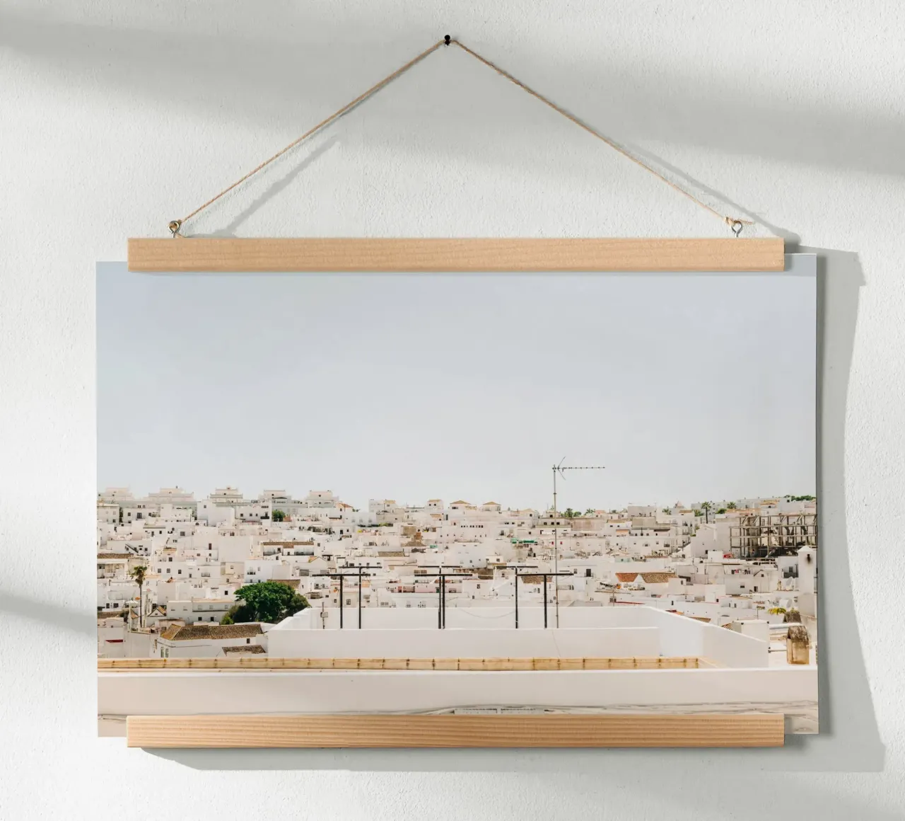 Andalusia - La città bianca - Vejer de la Frontera poster con telaio in legno da Bold and Retro