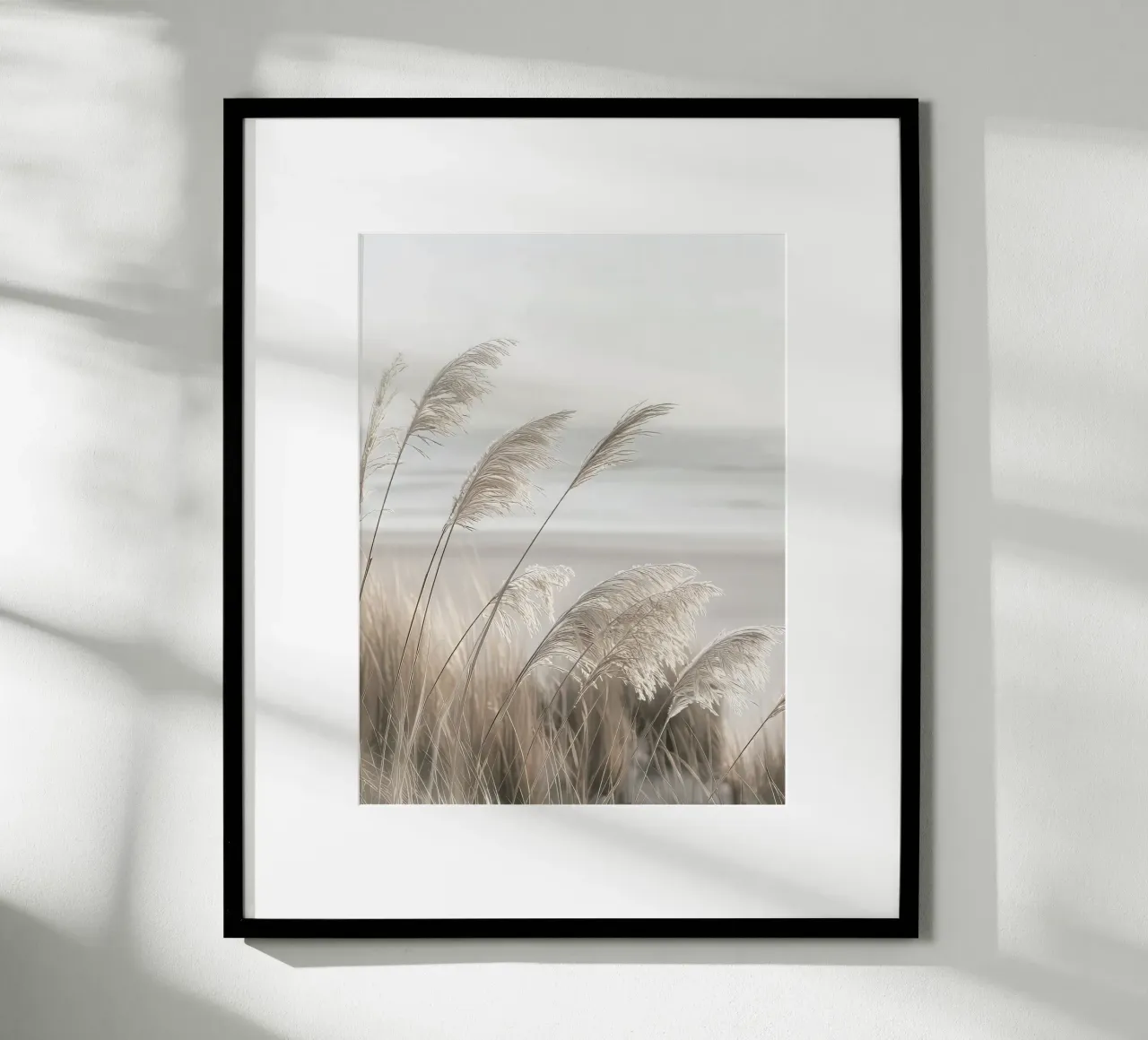 L'erba della pampa sulla costa poster con telaio in alluminio da Melanie Viola