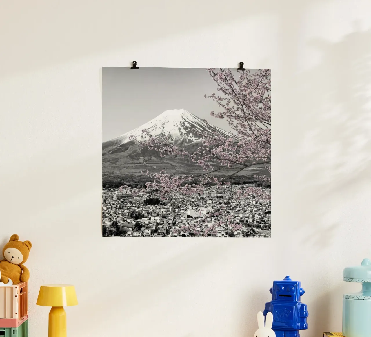 Vue enchanteresse sur le mont Fuji pendant la floraison des cerisiers | colorkey poster avec cadre en aluminium de Melanie Viola