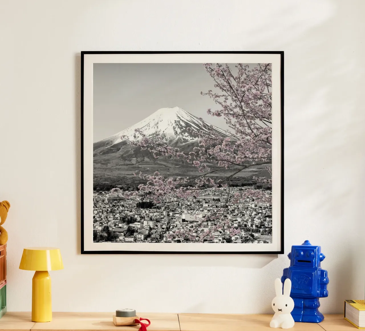 Vue enchanteresse sur le mont Fuji pendant la floraison des cerisiers | colorkey poster avec cadre en aluminium de Melanie Viola