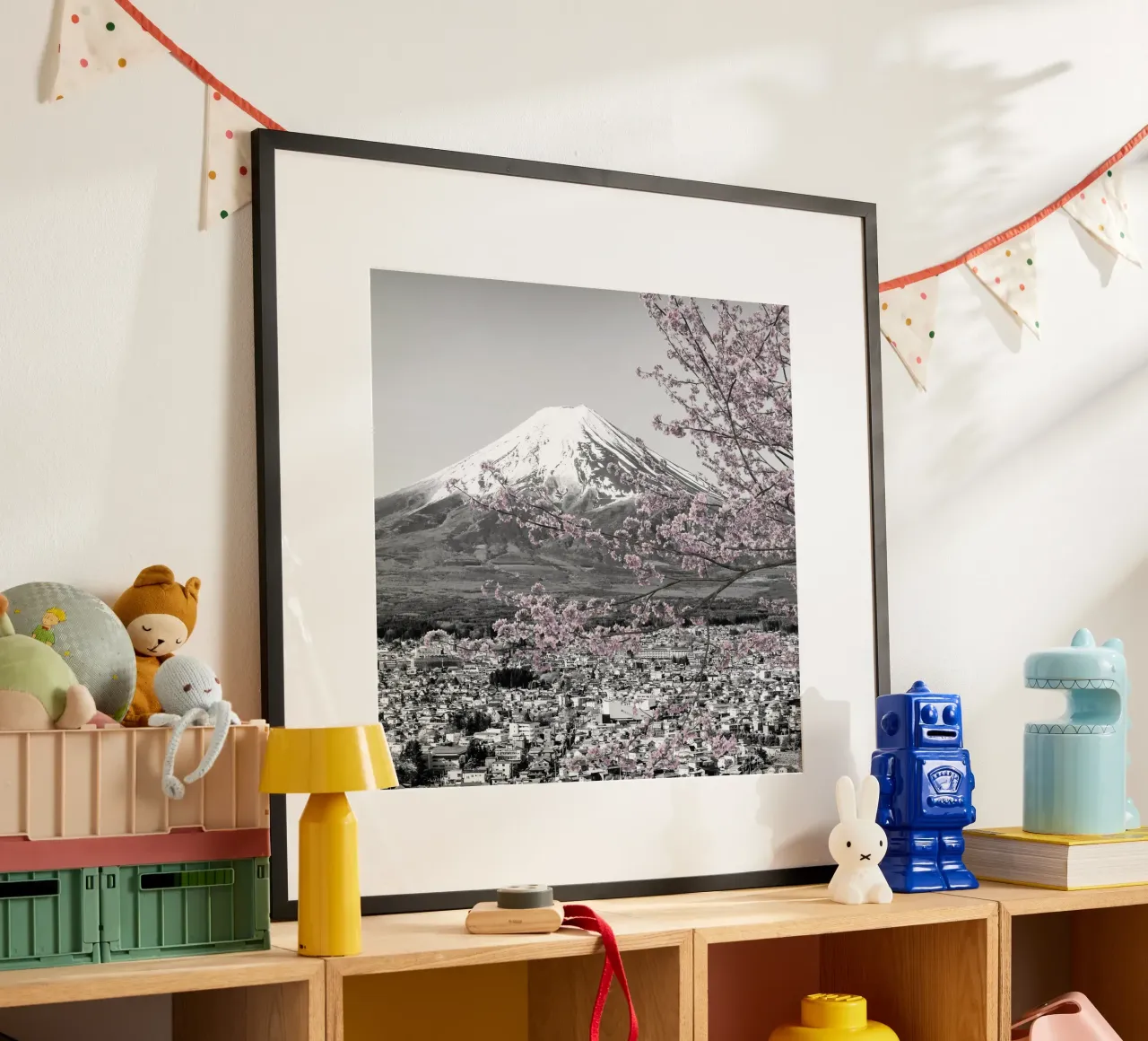 Vue enchanteresse sur le mont Fuji pendant la floraison des cerisiers | colorkey poster avec cadre en aluminium de Melanie Viola