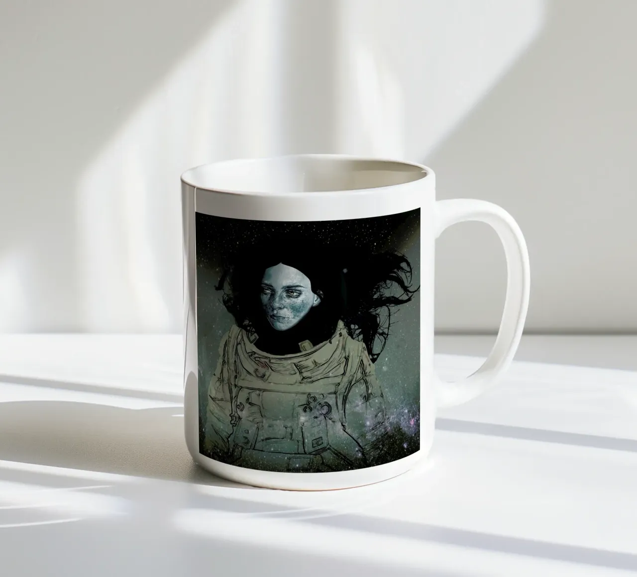 Astronaut 1 tazza in ceramica da Agnes KR Patience