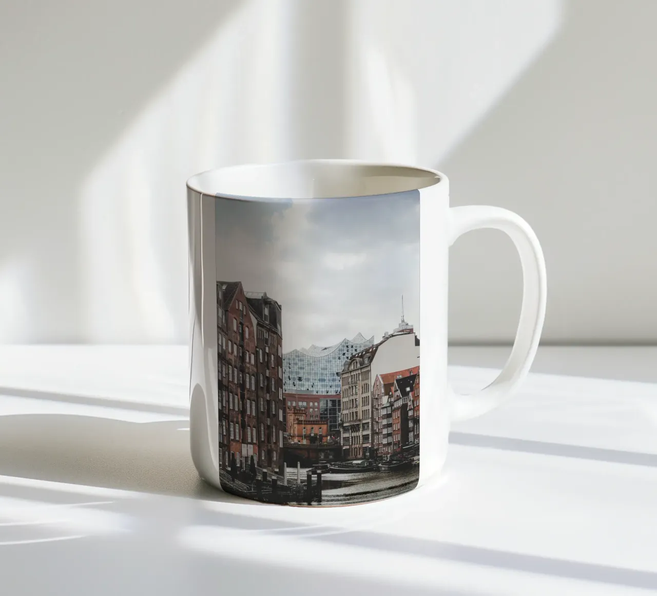 Amburgo a colori: Speicherstadt e la sala concerti Elbphilharmonie tazza in ceramica da Anja Hebrank Photography