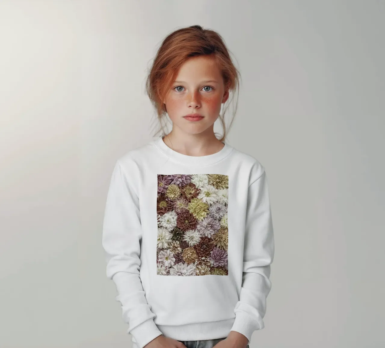 Soft Elegance in Bloom - Dalias en colores pastel sudadera para niño de Curious Collections by Marielle Leenders