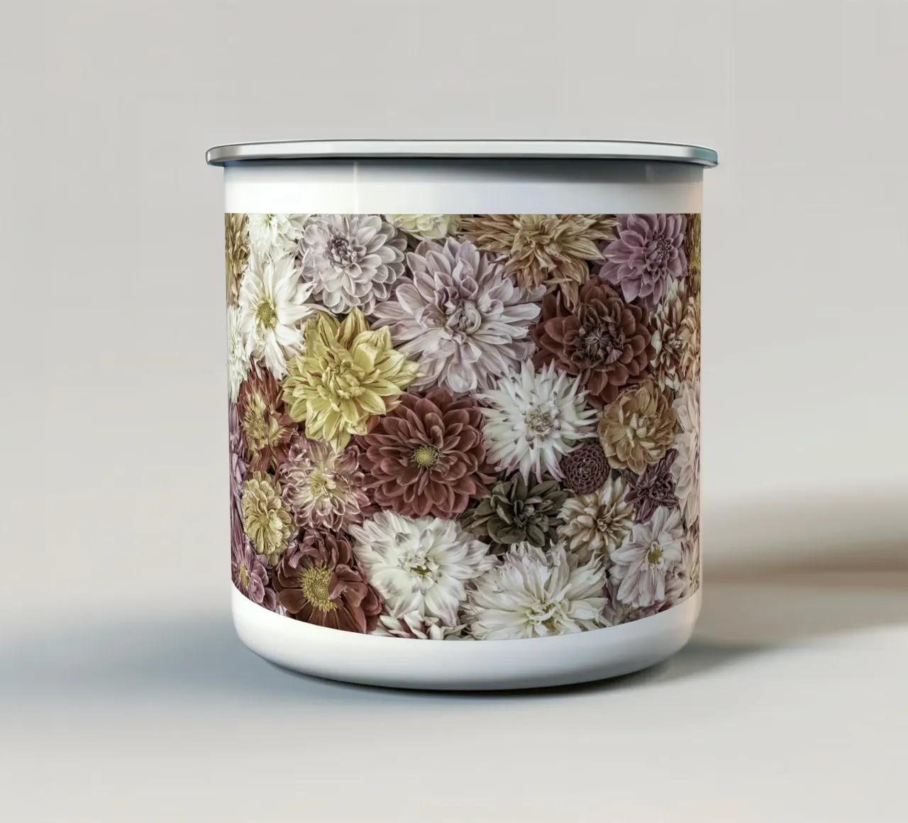 Soft Elegance in Bloom - Pastel Dahlias tazza in smalto da Curious Collections by Marielle Leenders