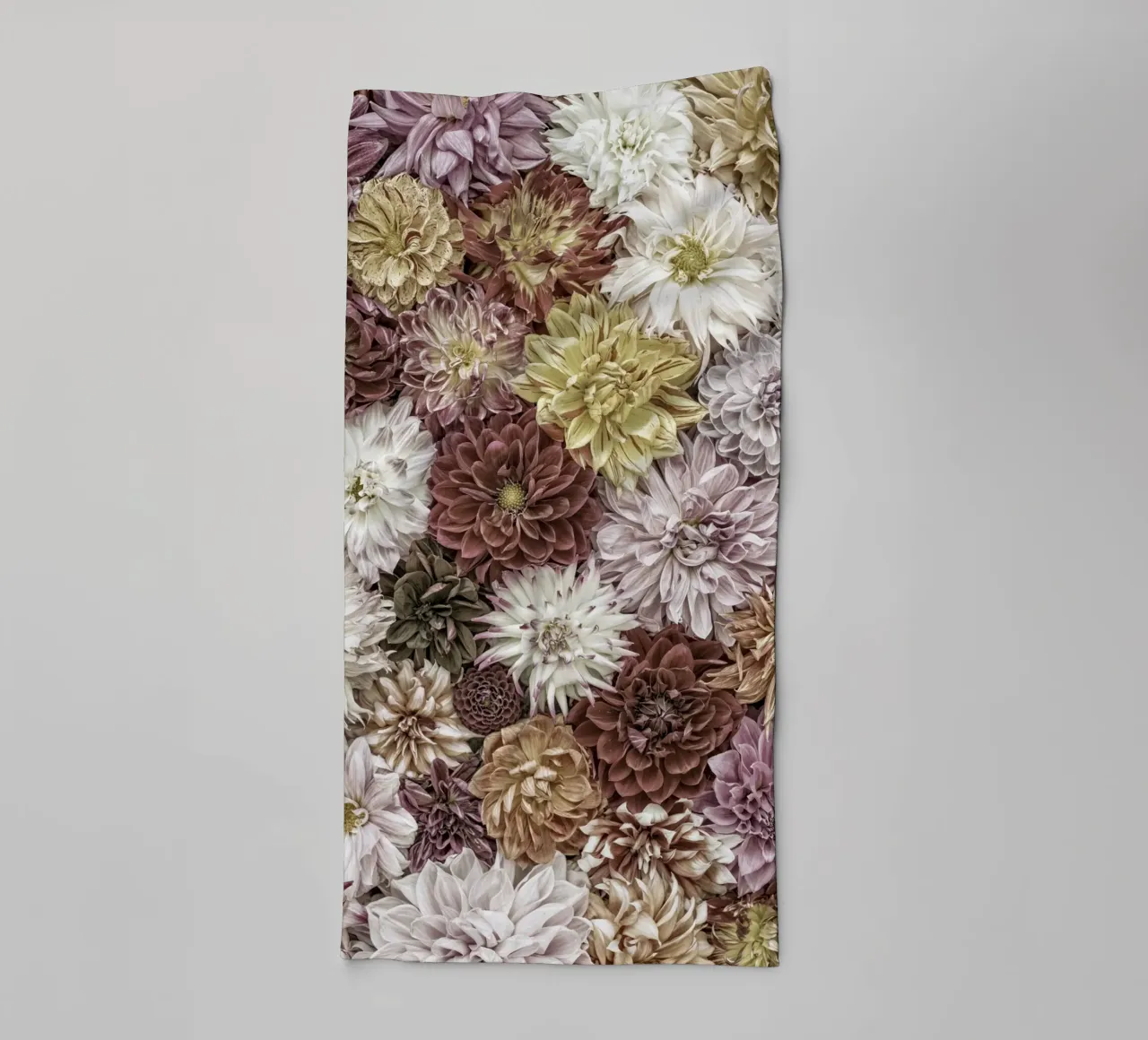 Soft Elegance in Bloom - Dalias en colores pastel toalla de baño de Curious Collections by Marielle Leenders