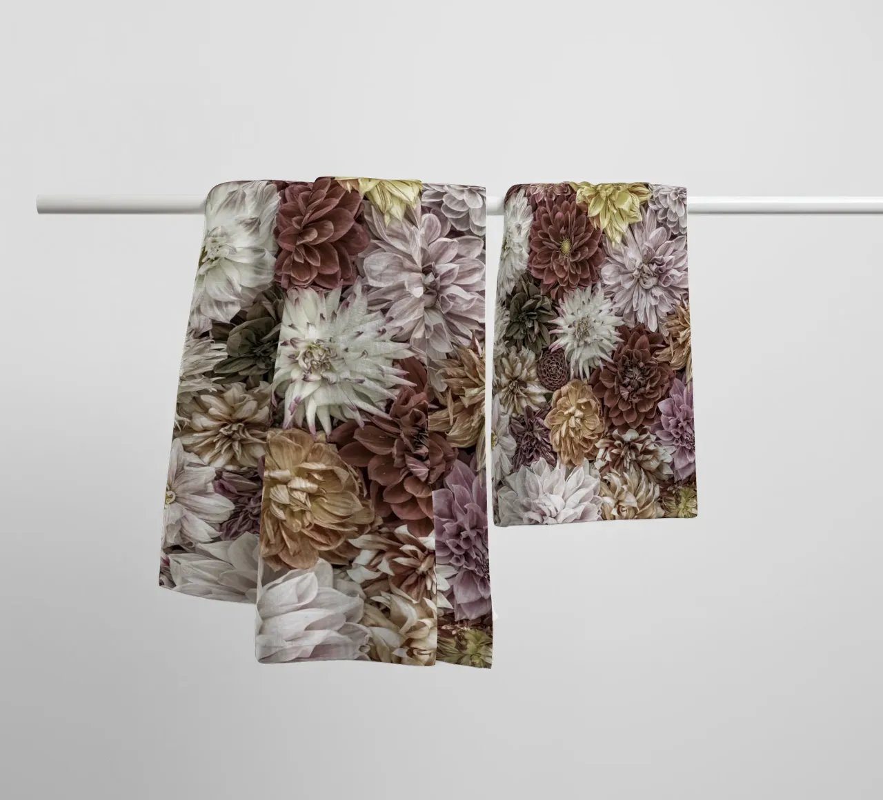 Soft Elegance in Bloom - Dalias en colores pastel toalla de baño de Curious Collections by Marielle Leenders
