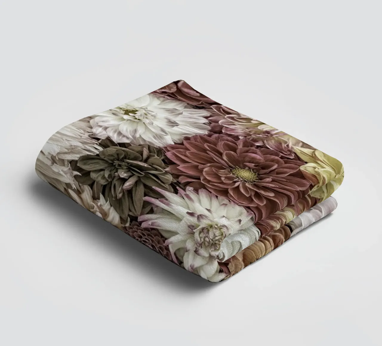 Soft Elegance in Bloom - Dalias en colores pastel toalla de baño de Curious Collections by Marielle Leenders