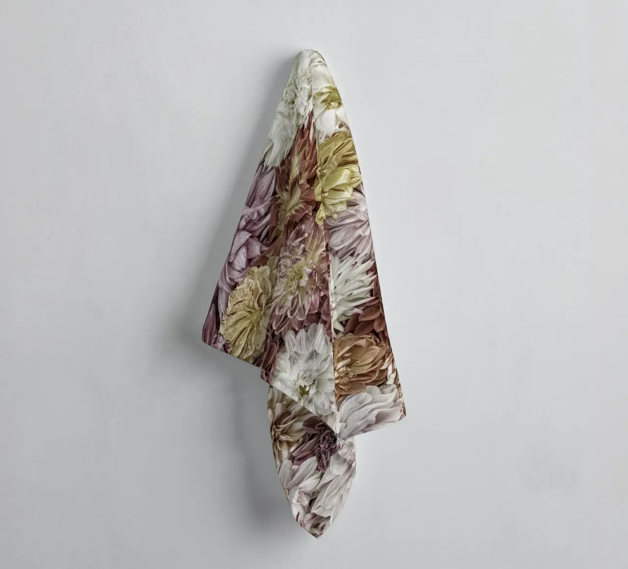 Soft Elegance in Bloom - Dalias en colores pastel toalla de baño de Curious Collections by Marielle Leenders