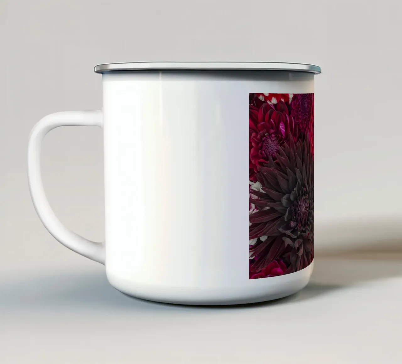 Sfumature di passione ed eleganza - Bellissime dalie rosse tazza in smalto da Curious Collections by Marielle Leenders