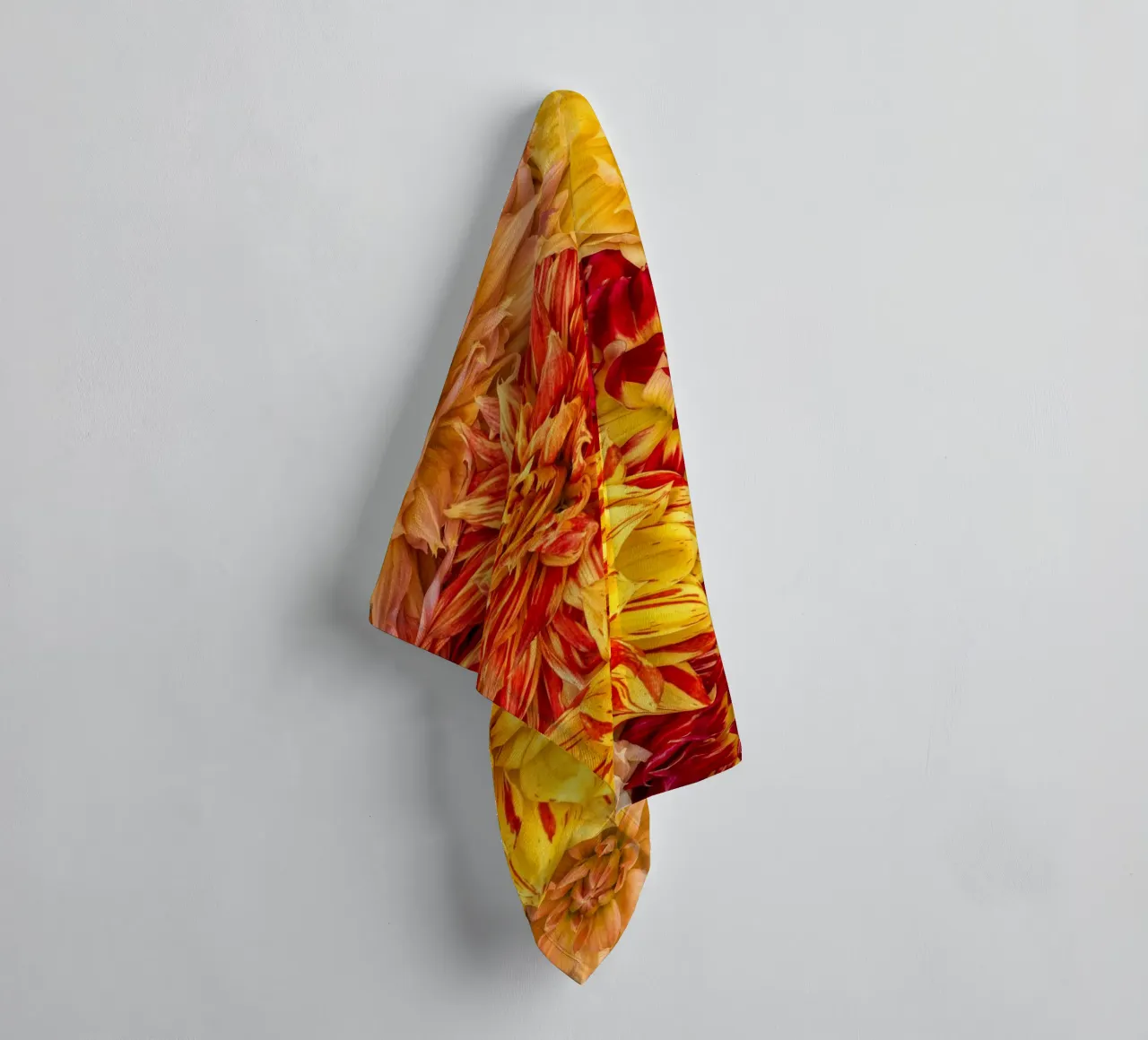 Un'esplosione di sole e calore - Dalie giallo/arancio asciugamano da bagno da Curious Collections by Marielle Leenders